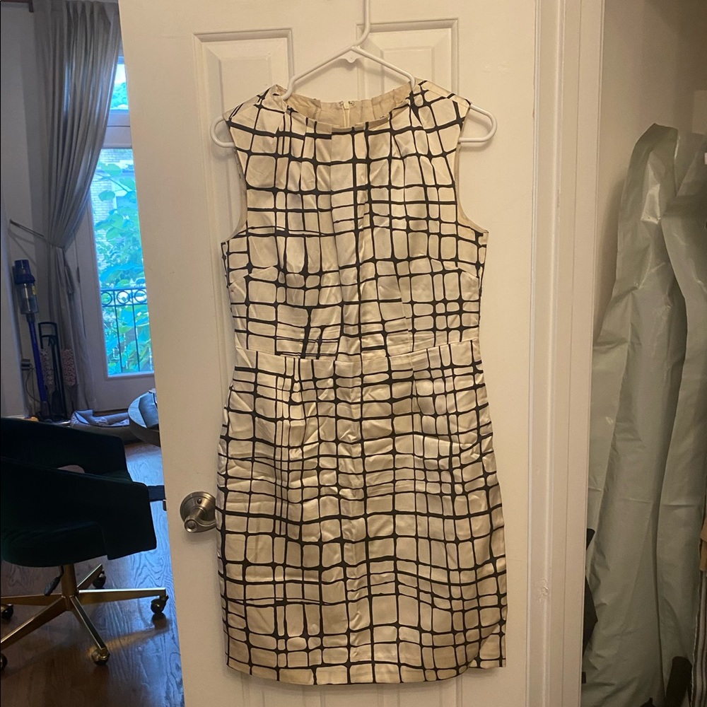 Banana Republic cream and black patterned dress with collar detail. Size 8.